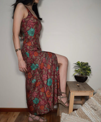 Look and feel your best in the Maroon Button Maxi Dress in size L, perfect for a cocktail party